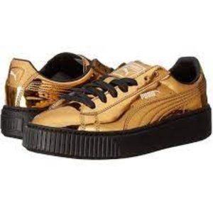PUMA gold sneakers. US8